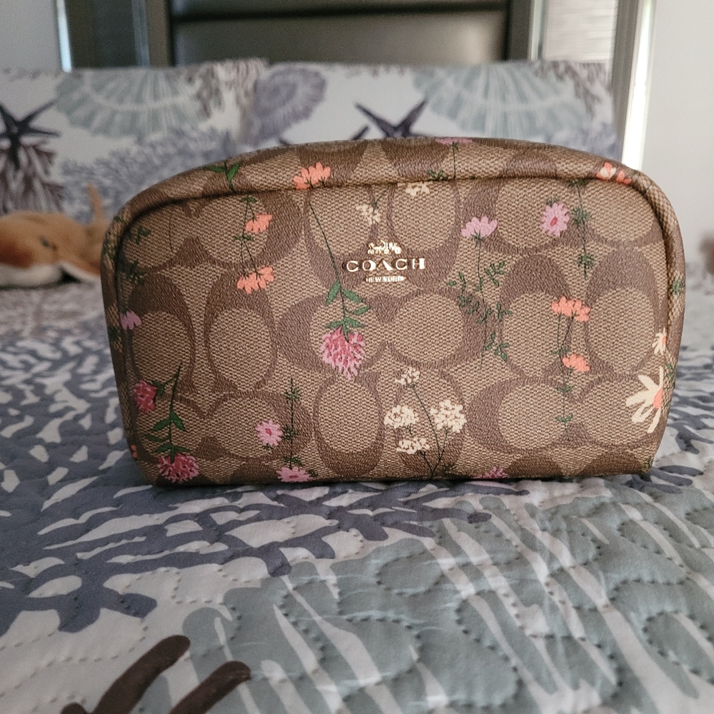 (SOLD)COACH Cosmetic Bag in signature canvas 🩷